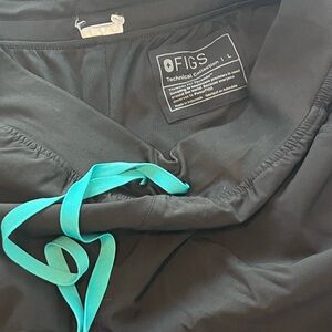 Figs Black Scrub Set with Aqua Drawstring